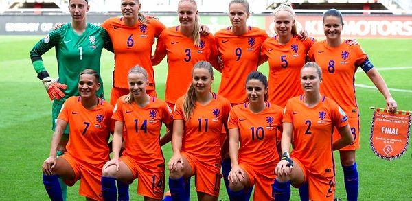 Hollanda Futbol Federasyonundan (KNVB) yapılan açıklamada, uluslararası turnuvalarda eşit ücret sistemine geçtiğini duyurdu.