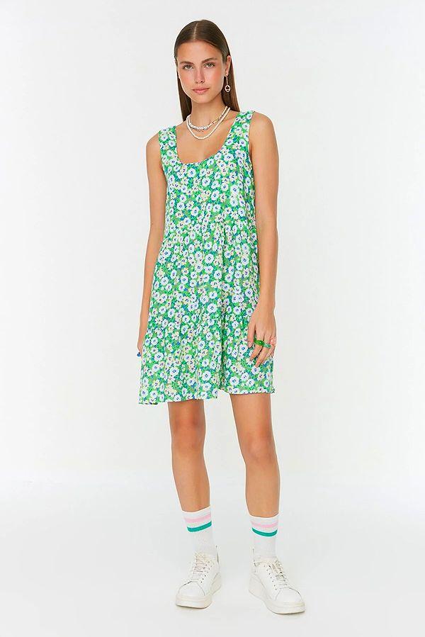 8. Yeşil çiçekli yazlık diz üstü elbise.