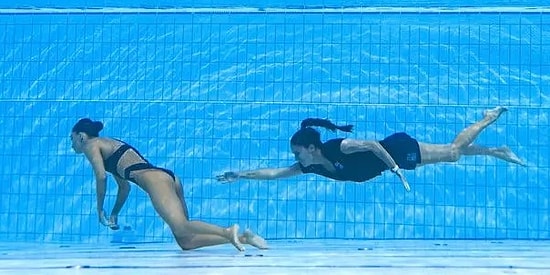 Dünya Yüzme Şampiyonası'nda Suda Bilincini Kaybedip Dibe Batan Anita Alvarez'i Koçu Kurtardı