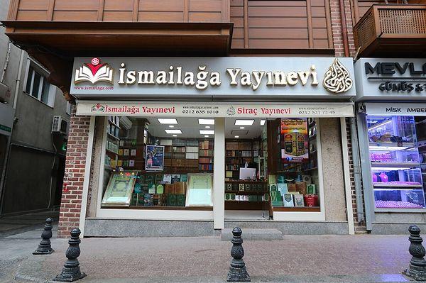 İsmailağa Yayınları aracılığıyla da Türkçe ve Arapça kitaplarla kitlelerine ulaşıyorlar ve faaliyetlerini sürdürüyorlar.