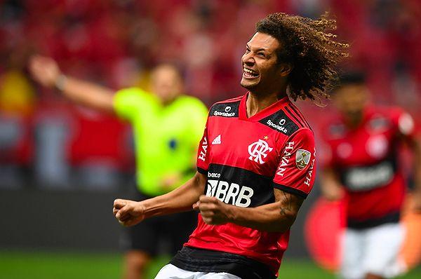 3. Brezilya basını, Fenerbahçe'nin Flamengo'dan Jorge Jesus'un eski öğrencisi olan Arao ve kulübü ile her konuda anlaşmaya varıldığını duyurdu.