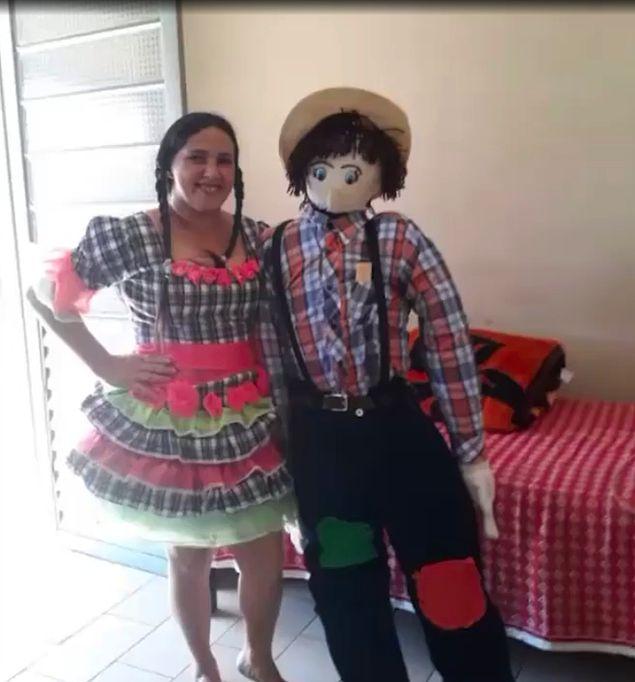 Geçtiğimiz günlerde Brezilya’da akıllara durgunluk veren bir olay yaşandı. 37 yaşındaki Meirivone Rocha Moraes, annesinin kendisi için yaptığı oyuncak bebekle dünyaevine girdi.