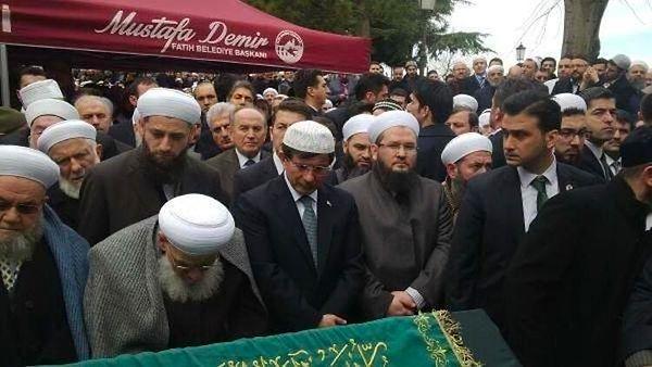 Ahmet Davutoğlu da Başbakan olduğu dönemde İsmailağa Cemaati lideri olarak bilinen Mahmut Ustaosmanoğlu'nun kardeşi İsmail Ustaosmanoğlu'nun cenaze törenine katılmıştı.