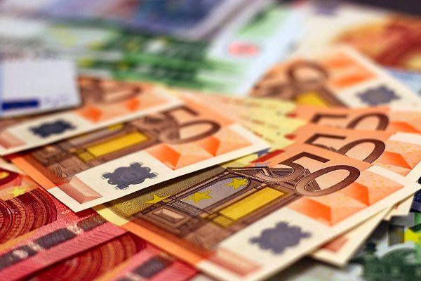 4. Euro Avrupa'da 11 farklı para biriminin yerini aldı.