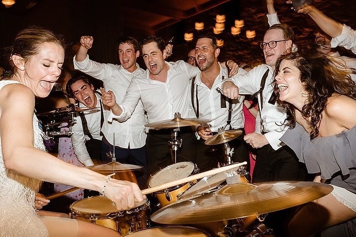 Düğüne Gelen Misafirlere Bateri Çalarak Unutulmaz Anlar Yaşatan Gelin