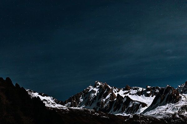 Everest Dağı'na tırmanırken hayatını kaybeden dağcıların vücutlarının ve eşyalarının çoğu, iz işareti olarak kullanılır.