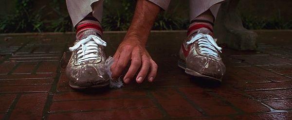 17. Forrest Gump'ın başlangıcında, Forrest hâlâ Jenny'nin aldığı ve ülkenin dört bir yanına koştuğu eski, kirli ama bağcıkları değiştirilmiş ayakkabıları giyiyor.