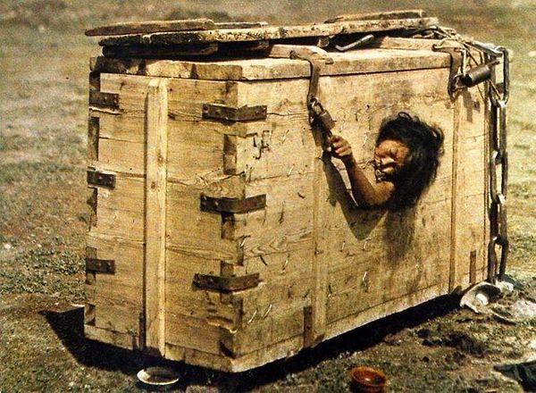 1913 yılında çekilen bu fotoğraf Moğolistan'da kadınların tahtadan küçük bir kutuya kapatılarak açlıktan ölmeye mahkum edildiği bir zamana ait.