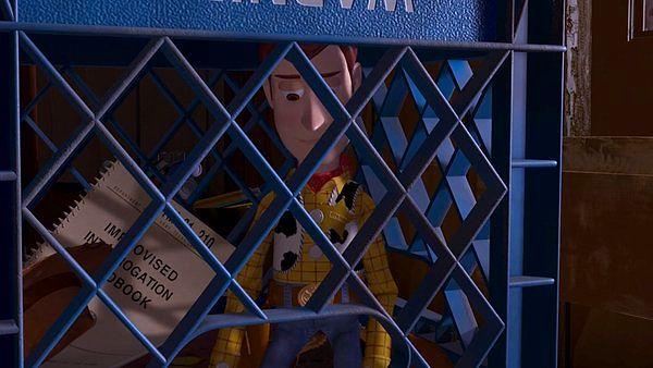 1. Toy Story'de Woody, Sid'in evinde hapsedildiği sırada, 'Interrogation Book' (Sorgulama Taktikleri kitabı) göze çarpıyor.