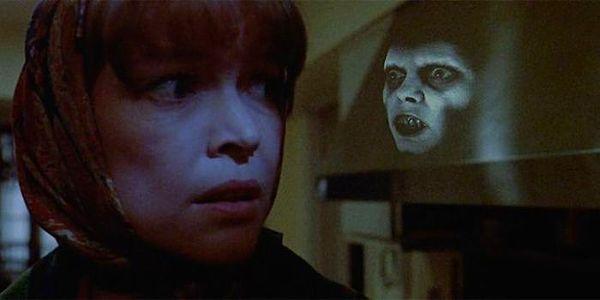 11. The Exorcist'in yönetmen kurgusunda, ışıklar titrerken sobanın üzerinde kısa bir süreliğine bir yüz belirir.