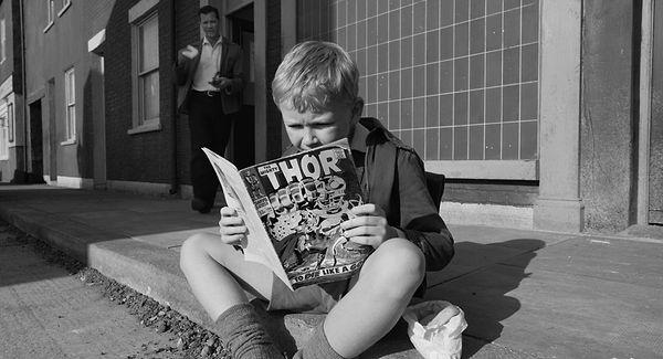 8. Belfast filminde, Buddy bir Thor çizgi romanı okuyor. Filmin yönetmeni Kenneth Branagh, Marvel'ın Thor serisinin ilk filmini yönetti.