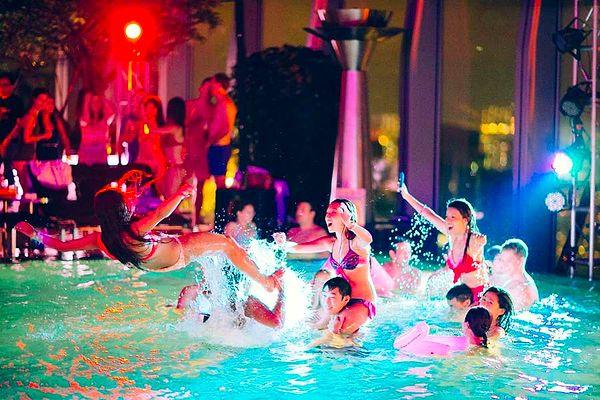 Yetişkinler için akşam yapılan havuz partileri.
