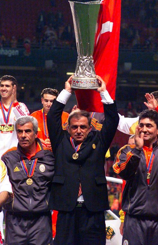 Adanalı delikanlı Galatasaray'a ilk imzasını attıktan 26 yıl sonra Galatasaray'ı Avrupa'nın zirvesine yerleştirmeyi başardı.
