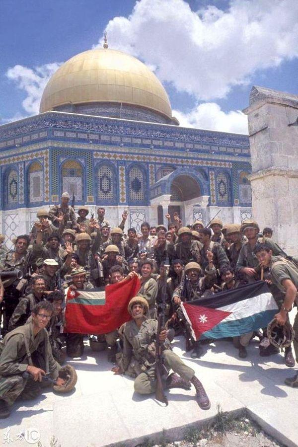 1. İsrail askerleri 1967 yılında kazandıkları savaşın ardından ele geçirdikleri Ürdün bayraklarıyla Tapınak Tepesi'nde kutlama yaparken.