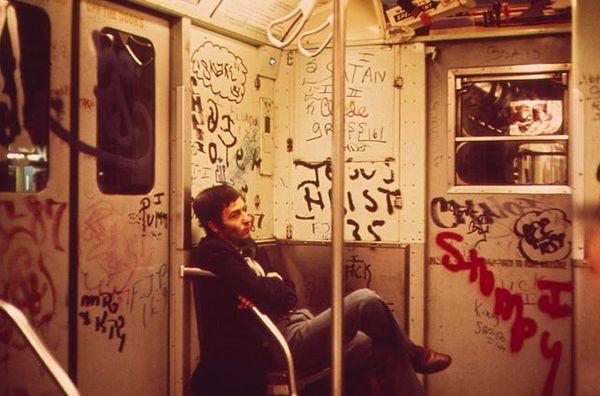 2. 1970'lerde New York metrosunda oturan bir yolcu.