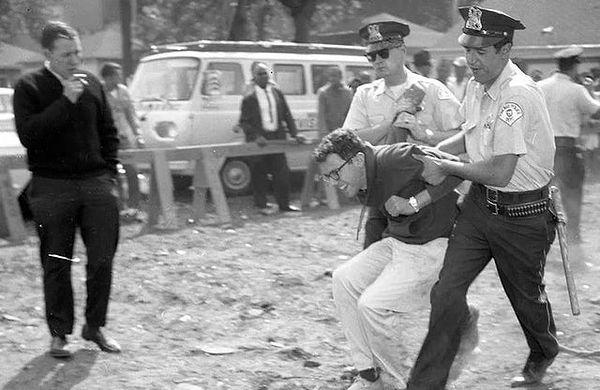 9. 1963 yılında sivil haklar hareketi sırasında tutuklanan Bernie Sanders.