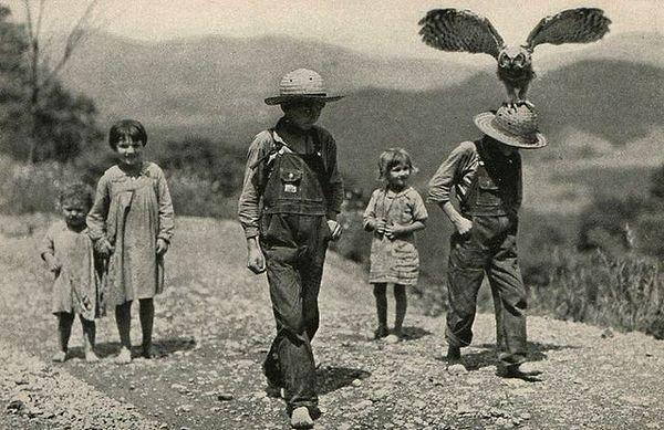13. 1933 yılında çekilen bu fotoğrafta erkek çocuğu ve baykuşu oldukça ilgi çekici değil mi?