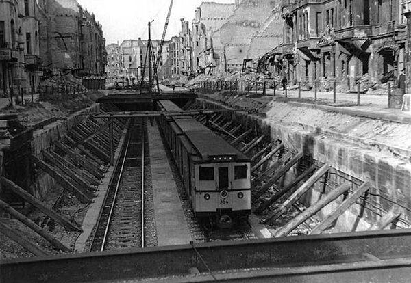 16. Kısmen çökmüş tünellerde çalışan bir Berlin treni. (1965)