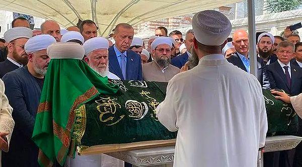 1. İsmailağa Cemaati lideri Mahmut Ustaosmanoğlu Fatih Camisi'nde kılınan cenaze namazının ardından son yolculuğuna uğurlandı.