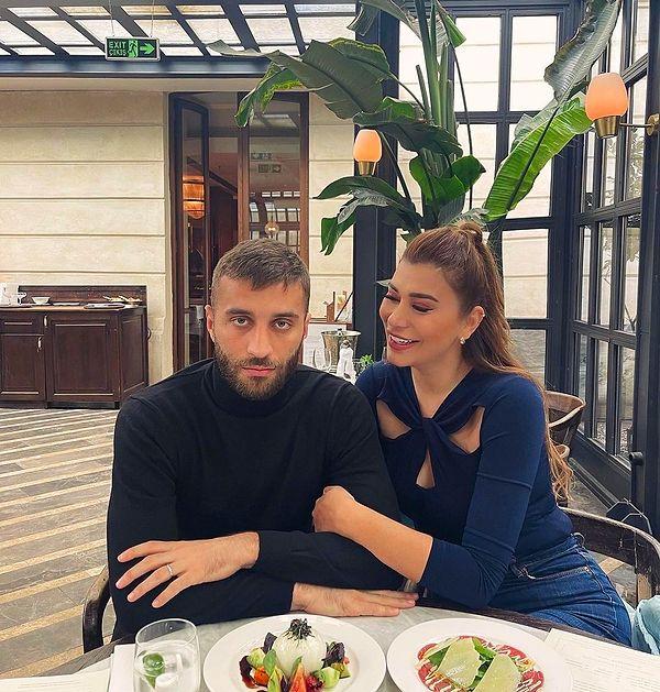 Instagram hesabından Ebru Şanlı kocasını sık sık esprili paylaşımlar yaparak etiketliyor. Bu fotoğrafına 'Benim güler yüzlü kocam' yazmıştı mesela.