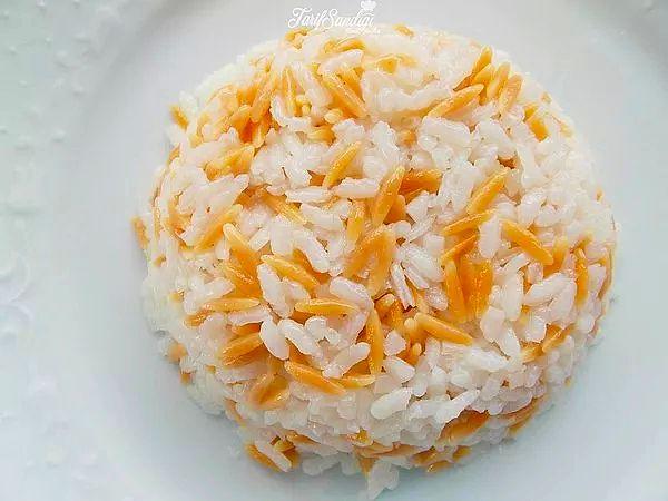 4. Tereyağlı pirinç pilavı (100 gr) 185 kcal.