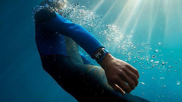 Apple, kullanıcılara yüzme antrenmanları ve diğer su bazlı aktiviteler sırasında sağlık ve egzersiz verileri sağlamak için akıllı saat serisine ilk olarak 2016 yılında su geçirmezlik özelliğini tanıttı.