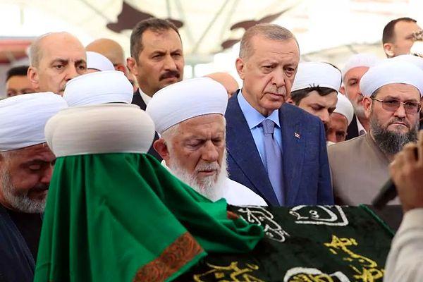 Mahmut Ustaosmanoğlu'nun ölümü sevenlerini üzse de tarikatler, cemaatler konusunu tekrar ülke gündemine getirdi.