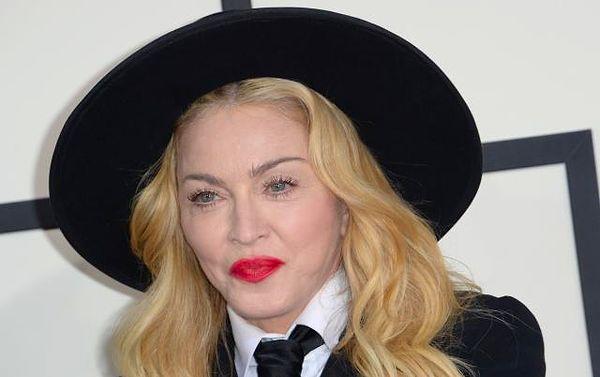 1. Madonna'nın soyadı İtalyan köklerini gösteriyor. Şarkıcının tam adı Madonna Lousia Ciccone.