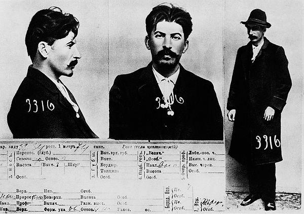 Bugün dünyada neler oldu? 1907'de Tiflis banka soygunu gerçekleşir. Soyguncular, Rus İmparatorluğu Devlet Bankası'ndan 341.000 rubleyi çalarak kaçarlar. Soygun, Vladimir Lenin ile Josef Stalin'in de aralarında bulunduğu kişilerce organize edilir. Soygunu ise