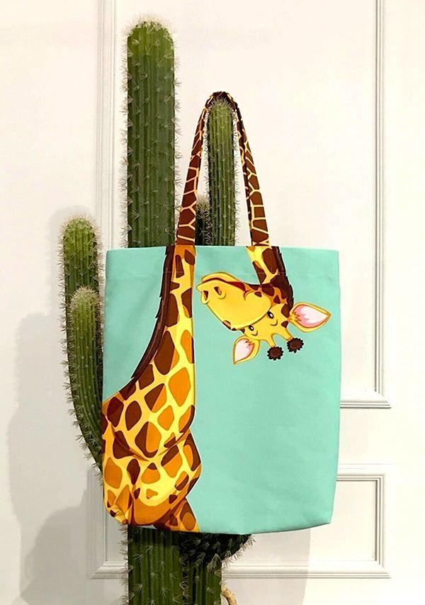 12. Eğlenceli bir plaj çantası için zürafa desenli plaj çantası...