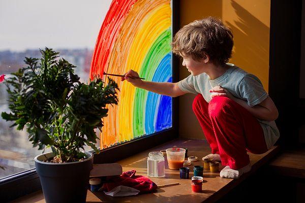 Sınırsız boyama özgürlüğü çocukların en sevdiği... Parmak boyalarıyla ya da temizlenebilen boyalarla çocuğunuzun içindeki sanatçıyı ortaya çıkartabilirsiniz.