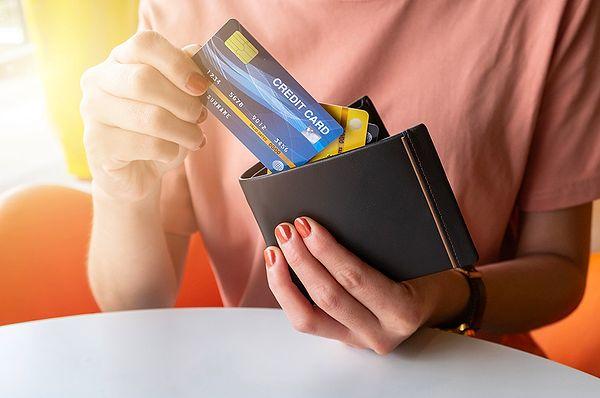 Aidatsız kredi kartlarının sunduğu hizmet detayları bankadan bankaya değişiklik gösterebilir.