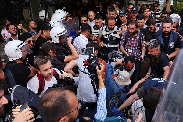 Aralarında gazetecilerin de bulunduğu gruba müdahale eden polis, AFP muhabiri Bülent Kılıç ve 20 kişiyi gözaltına aldı.