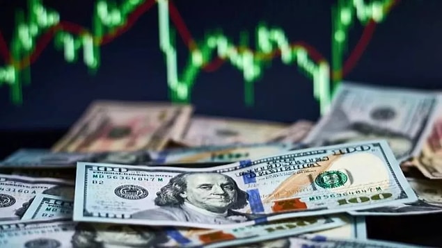 Cuma günü yüzde 4,56 düşen dolar bugün de yüzde 2,35'lik düşüş yaşandı. Dolar/TL 16.29, Euro/TL ise 17.22 seviyelerine geriledi.