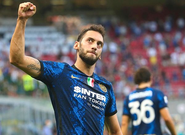 12. Tottenham, Inter forması giyen Hakan Çalhanoğlu ile ilgileniyor. (Calciomercato)