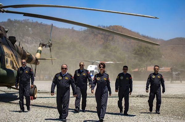 Gönüllü isimlerin yanında Marmaris Jandarma Genel Komutanlığı da 12 helikopterle yangında görev aldı.