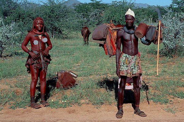 Himba kabilesi, Namibya'nın kuzey bölgesinde yaşayan yaklaşık 50 bin nüfuslu göçebe bir gruptur.