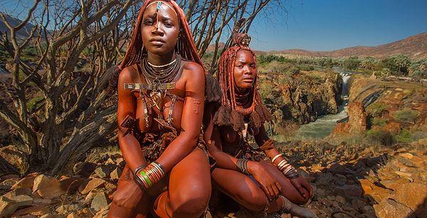 Himba kültüründe bir erkeğin istediği kadar eşi olabilir ve eşler 10 yaşına kadar genç olabilir.