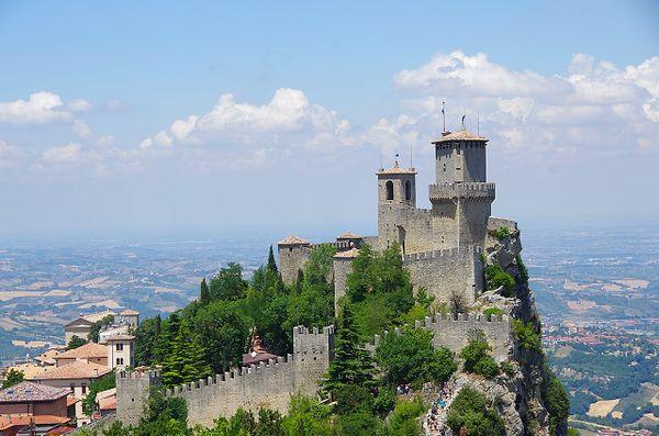 14. "Benim için San Marino. Çoğu insan zaten burayı pek bilmiyor ama özellikle hiçbir denizi olmaması, sadece dağlık bölgelerden oluşması gezmek için çok seçenek bırakmıyor."