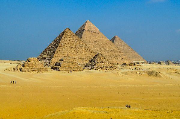 25. Eski Mısır bölgesinde aslında toplamda yaklaşık 140 piramit keşfedilmiştir ancak Giza Nekropolü'ndeki üç piramit en ünlü Mısır piramitleridir.