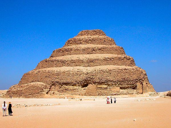 24. En eski Mısır piramidinin, MÖ 27. yüzyılda Saqqara Nekropolü'nde inşa edilen Djoser Piramidi olduğuna inanılıyor.