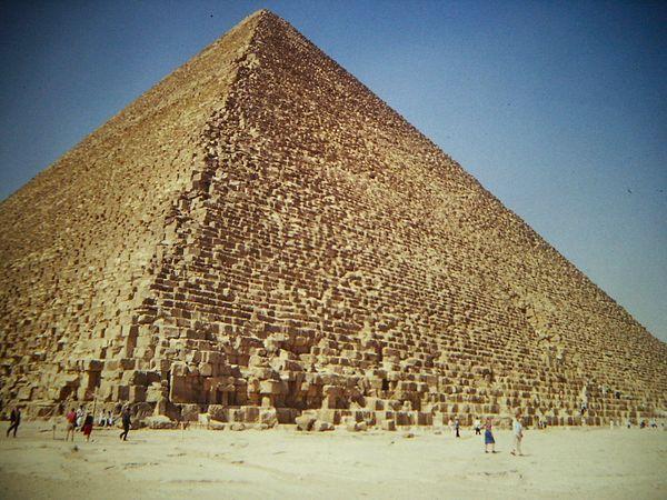 23. Djoser Piramidi en eski piramitken, Khufu Piramidi olarak da bilinen Keops Piramidi en büyük piramittir. Piramitin orijinal yüksekliği 146,5 metre, mevcut yüksekliği ise 138,8 metredir.