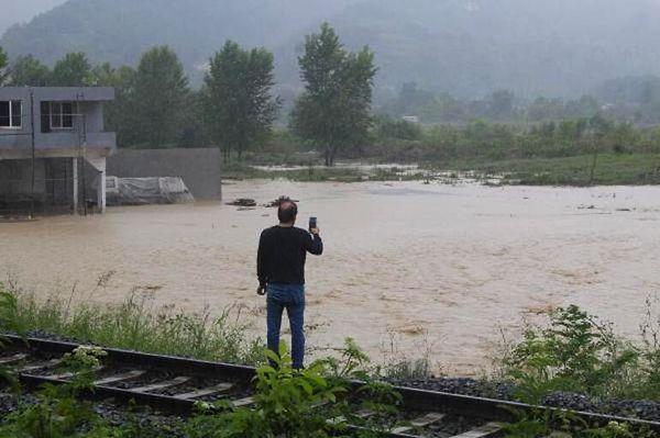 Zonguldak'ta iki gün önce başlayan yağışlar şehirde sele neden oldu. Zonguldak Valiliği bu durum karşında kentte yoğun bir çalışma başlattı.