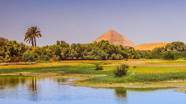 18. Tüm Mısır piramitleri, Mısır mitolojisinde ölüler alemi ile ilişkilendirilen Nil Nehri'nin batı kıyısına inşa edilmiştir.