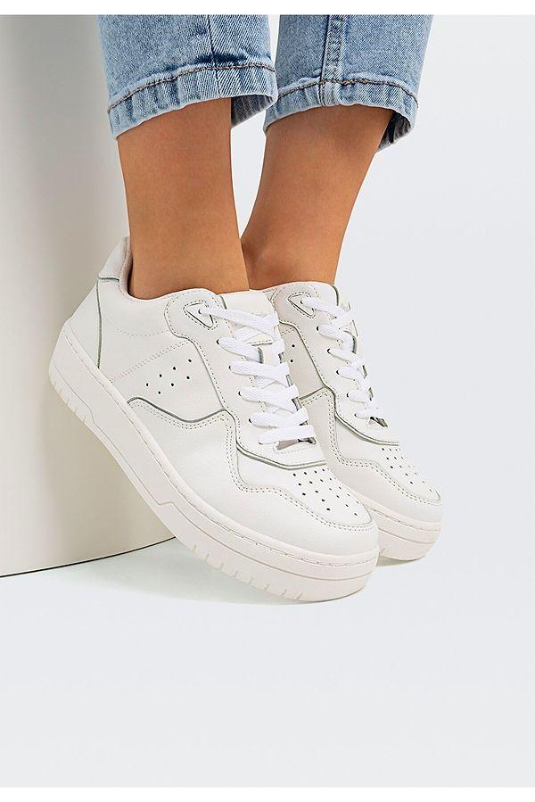 8. Herkese lazım bir beyaz sneaker.
