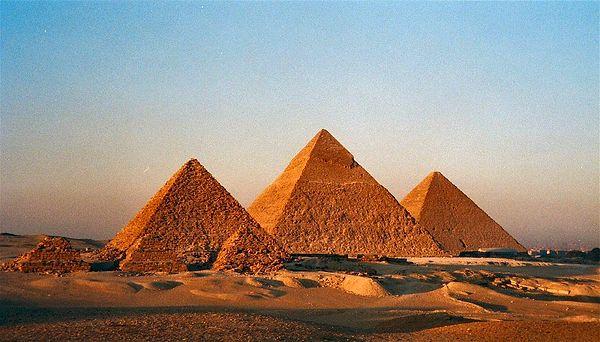 12. 12. yüzyılda bir Kürt hükümdarı ve Mısır'ın ikinci Eyyubi Sultanı olan El-Aziz, Keops Piramitleri'ni yıkmaya çalıştı ancak vazgeçmek zorunda kaldı.