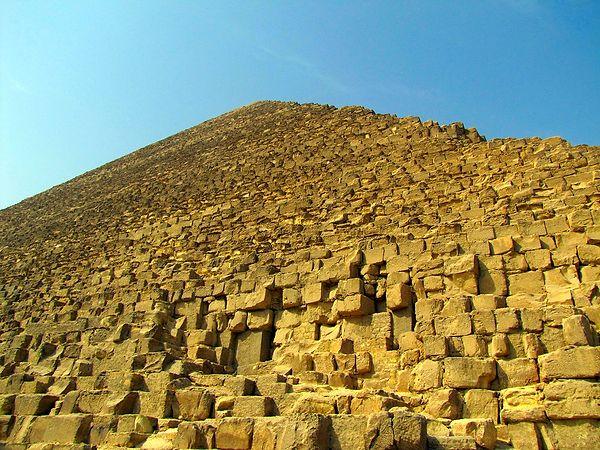 9. Piramitlerin taşları özel bir kaplamayla kaplanmıştır ve bu sayede taşlar güneşin ışığını yansıtarak piramitlerin bir mücevher gibi parlamasını sağlar.