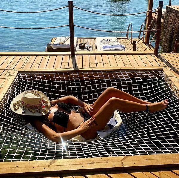 4. Selin Ciğerci de şu sıralar eşi Gökhan Çıra ile tatilde... Kendisi bol bol bikinili pozlar paylaşıyor!