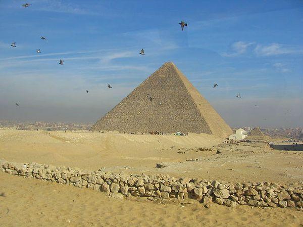 5. Keops Piramidi binlerce yıl önce inşa edilmesine rağmen dünyanın eksenine göre kuzeye bakacak şekilde inşa edilmiştir.