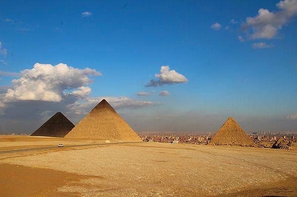 4. Aynı anda birkaç piramidin inşa edildiği ortalama olarak her bir piramidin inşasının 200 yıl sürmüş olmasından anlaşılabilir.